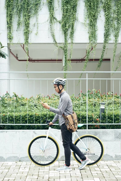 Vista Laterale Del Giovane Asiatico Abiti Casual Casco Sicurezza Utilizzando — Foto Stock