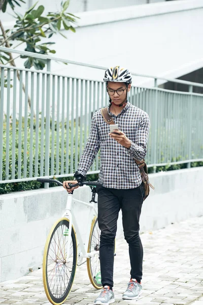 Genç Asyalı Adam Rahat Kıyafetler Emniyet Kask Manifatura Bisiklet Ile — Stok fotoğraf