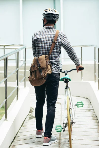 Vista Posteriore Dell Uomo Irriconoscibile Con Borsa Tracolla Casco Sicurezza — Foto Stock