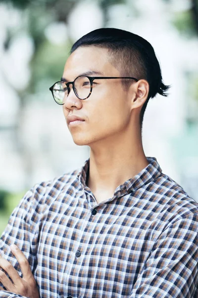 Taille Staand Voor Jonge Aziatische Man Ingecheckte Shirt Glazen Permanent — Stockfoto
