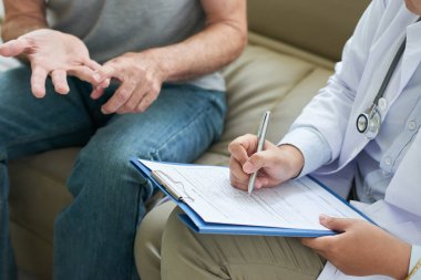 Doktor şikayetlere dinleme ve panoya yazmak komuta sizde ev ziyareti sırasında doz kırpma