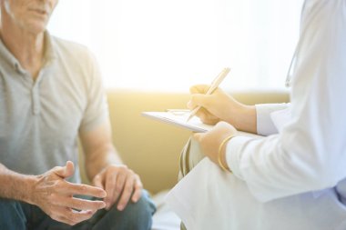 Meçhul panoya notlar alırken doktor parlak ışık konuşan üst düzey adam görünümünü