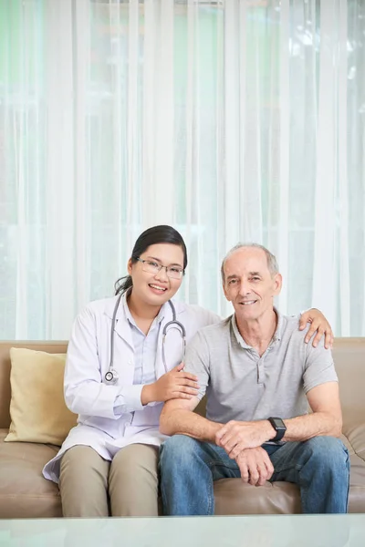 Asiatique Femme Médecin Assis Avec Patient Âgé Sur Canapé Embrassant — Photo