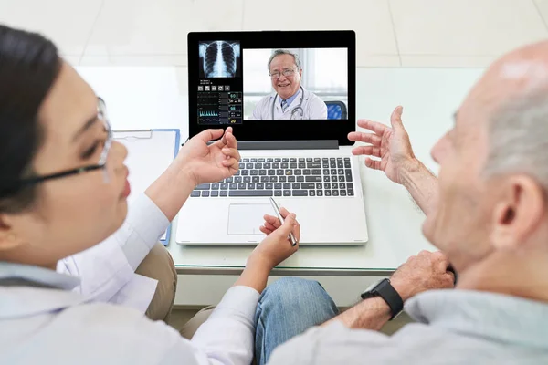 Vue Arrière Communication Homme Âgé Médecin Assis Sur Canapé Regardant — Photo