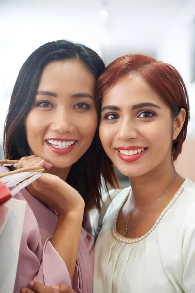 Zwei Schöne Junge Asiatische Freundinnen Lächeln Und Schauen Die Kamera — Stockfoto