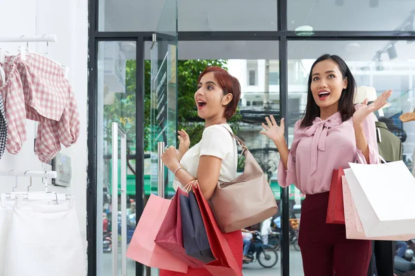 Emocionado Jóvenes Mujeres Asiáticas Boutique Moda Durante Venta Temporada —  Fotos de Stock