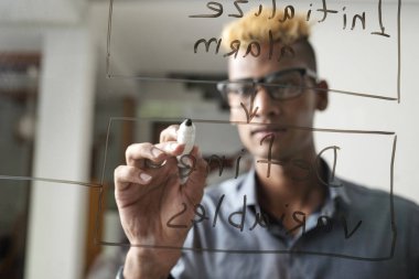 Yazılım geliştirici, Afrikalı-Amerikalı geliştirici cam pencere planı yazma 