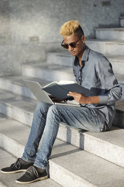 Pemuda Kulit Hitam Dengan Gaya Rambut Keren Membaca Catatan Dalam — Stok Foto