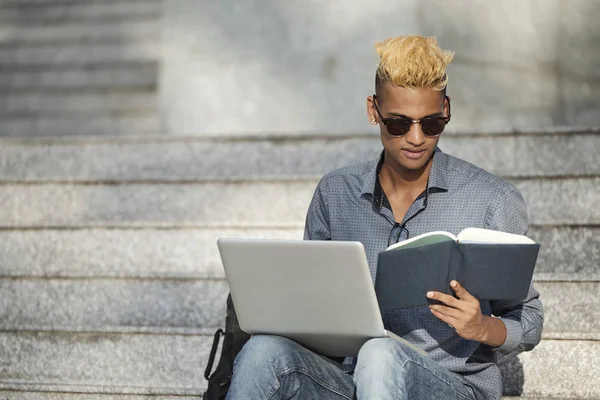 Jovem Startupper Ler Notas Seu Planejador Trabalhando Laptop Livre — Fotografia de Stock