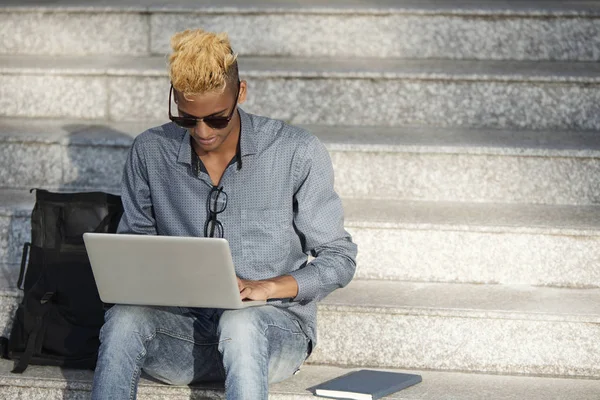 Jovem Sentado Degraus Livre Trabalhando Laptop — Fotografia de Stock