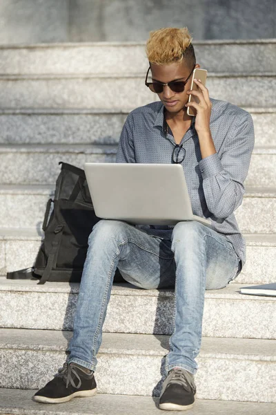 Freelance Programmer Talking Client Phone Using Laptop Sitting Outdoors — Stock Photo, Image