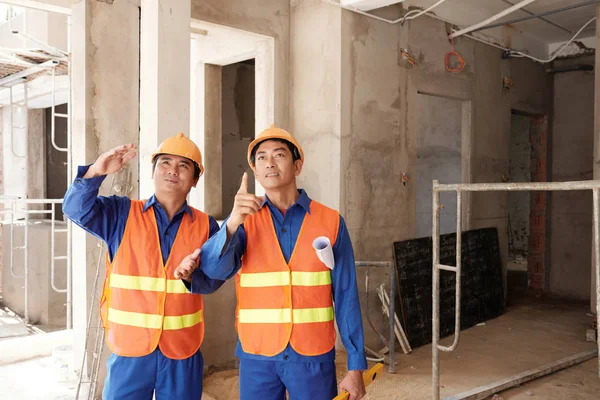 Trabalhadores Construção Asiática Alegres Falando Sobre Progresso Trabalho Canteiro Obras — Fotografia de Stock