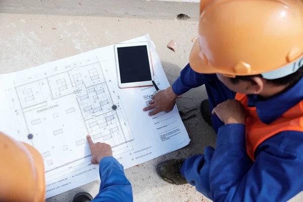 Trabajadores Construcción Contratista Discutiendo Plano Casa Vista Desde Arriba —  Fotos de Stock