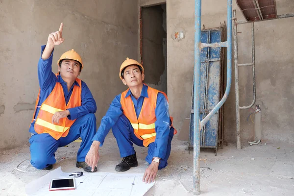 Ingénieurs Vietnamiens Travaillant Intérieur Bâtiment Construction — Photo