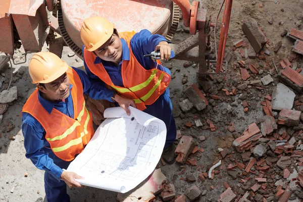 Seriöse Asiatische Bauunternehmer Mit Bauplan Zur Überprüfung Von Bau Befindlichen — Stockfoto