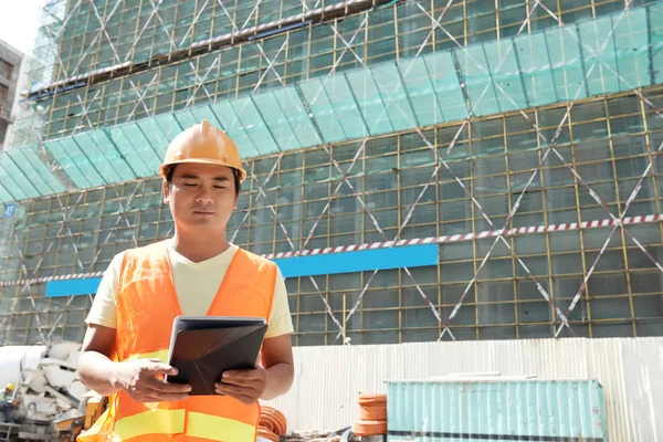 Ingegnere Fabbrica Asiatico Con Tablet Digitale Piedi Fuori Edificio Industriale — Foto Stock