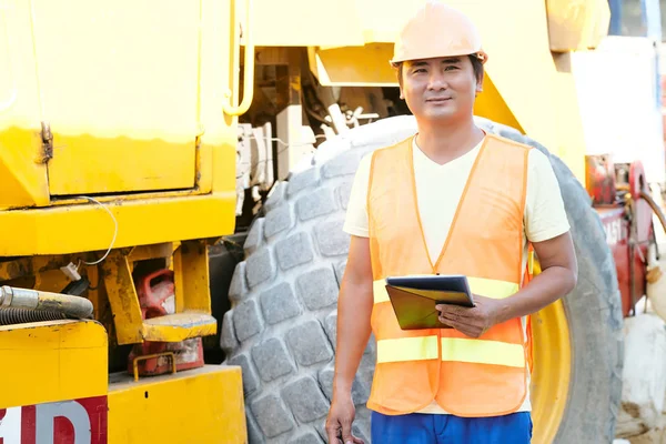 越南建筑工地工人微笑的肖像站在他的大卡车上 拿着平板电脑 — 图库照片