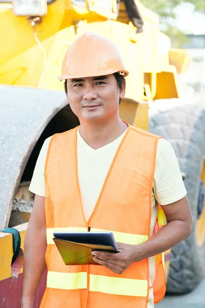 Lächelnder Asiatischer Bauarbeiter Mit Tablet Computer Auf Der Baustelle — Stockfoto