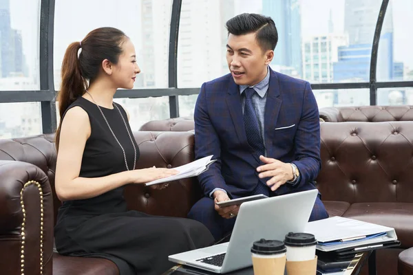 Asiatische Unternehmer Sprechen Bei Treffen Über Unternehmensentwicklung — Stockfoto