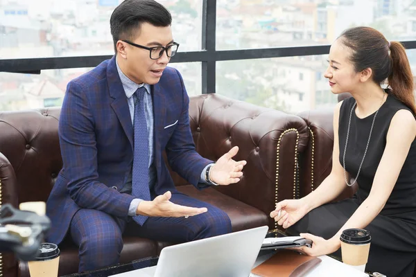 中年亚洲企业家与女性商业伙伴交谈 — 图库照片