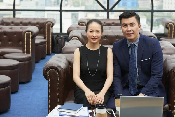 Pozytywne Biznesmenów Wietnamskich Siedzi Lobby Hotelowym Dyskusji Temat Projektu — Zdjęcie stockowe