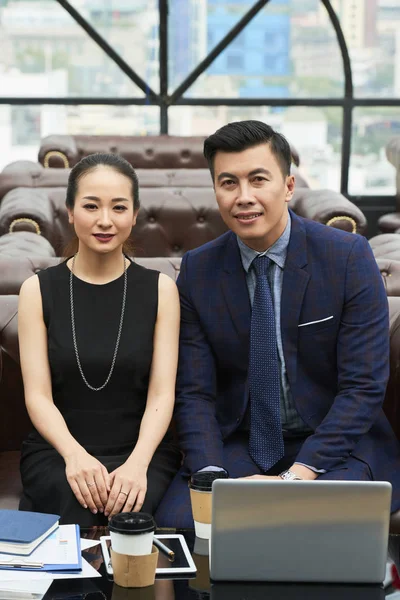 Portret Pozytywny Azjatycki Biznes Ludzi Spotkanie Holu — Zdjęcie stockowe