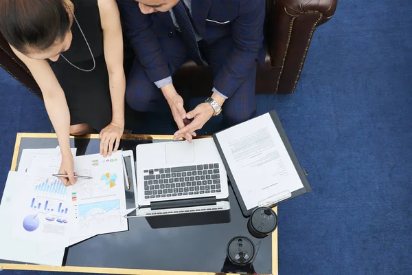 Responsabili Finanziari Che Discutono Relazioni Nel Corso Della Riunione Vista — Foto Stock