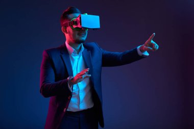 Ne zaman online sunum iletken sanal gerçeklik kulaklık kullanarak olgun Vietnamca girişimci