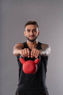Yakışıklı adam siyah kolsuz bluz kettlebell ile elele gülümseyen