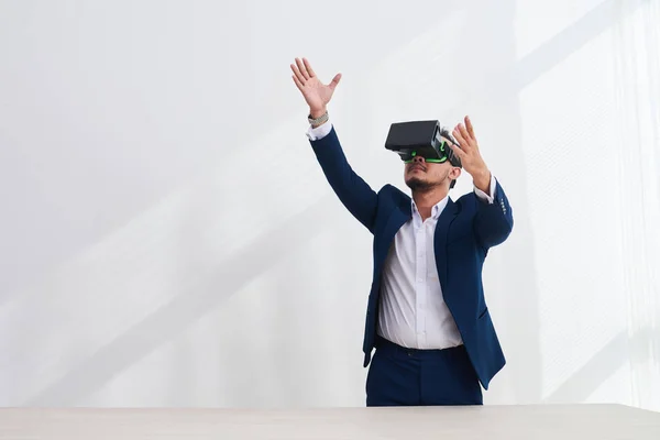 Hombre Negocios Gafas Realidad Virtual Extendiendo Los Brazos Para Atrapar —  Fotos de Stock