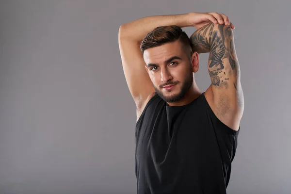 Contenu Sportif Souriant Avec Bras Tatoué Levant Les Mains Les — Photo