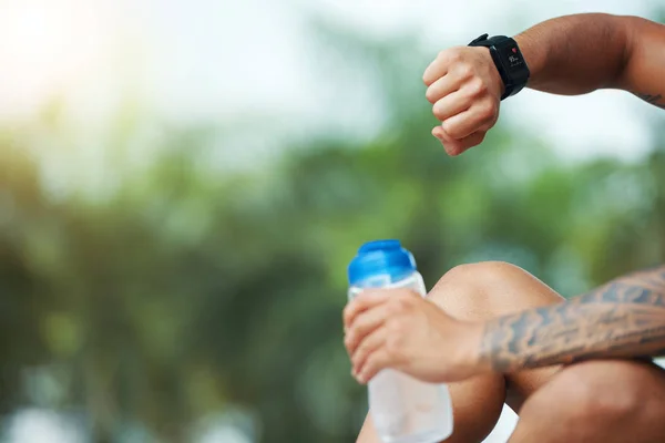 Gewas Shot Van Man Zitten Met Flesje Water Het Nemen — Stockfoto