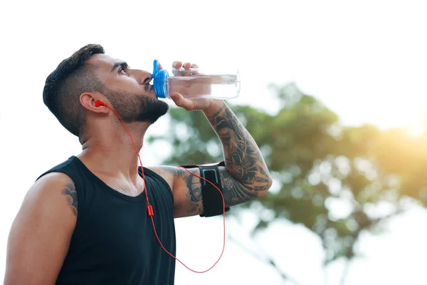 Getatoeëerde Sportman Hoofdtelefoons Een Armband Drinkwater Uit Fles Straat — Stockfoto