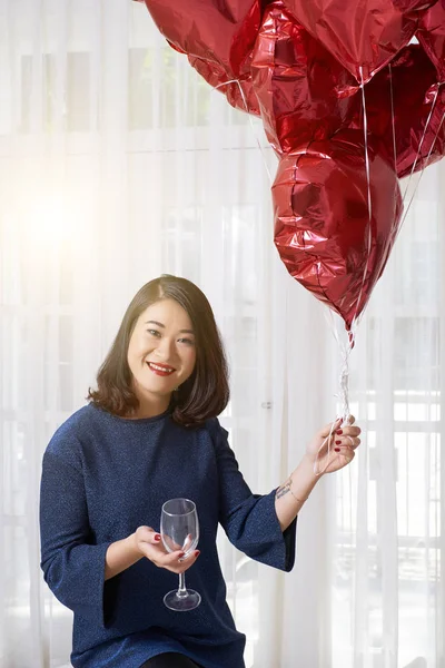 Retrato Chica Asiática Feliz Sentada Sosteniendo Una Mano Una Copa —  Fotos de Stock