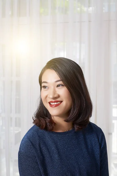 Retrato Una Joven Morena Asiática Sonriendo Mirando Hacia Otro Lado —  Fotos de Stock