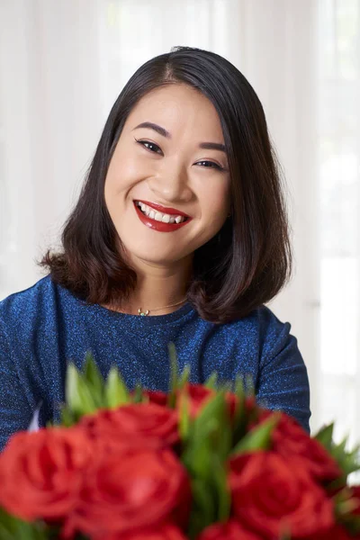 Retrato Joven Asiática Feliz Con Flores Rojas Sonriendo Cámara Sobre —  Fotos de Stock