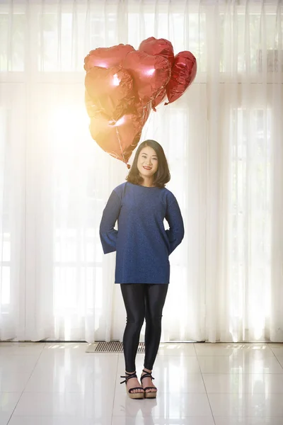 在情人节假期里 亚洲快乐的年轻女子站在一起 拿着红心形状的气球 — 图库照片