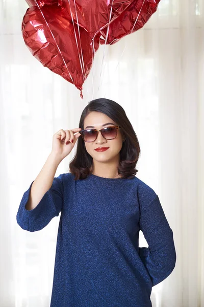 Porträt Einer Modebewussten Asiatischen Frau Mit Sonnenbrille Und Herzförmigen Luftballons — Stockfoto