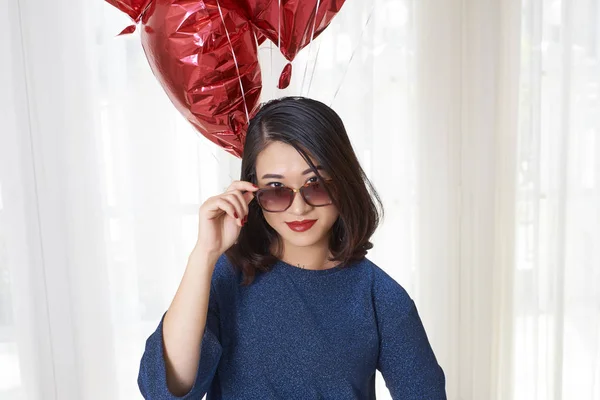 Retrato Una Mujer Asiática Seria Pie Mirando Cámara Través Gafas —  Fotos de Stock