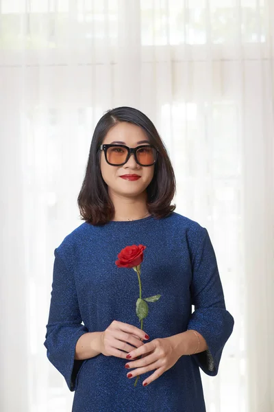 Porträtt Ung Asiatisk Kvinna Mode Glasögon Håller Röd Ros Vit — Stockfoto