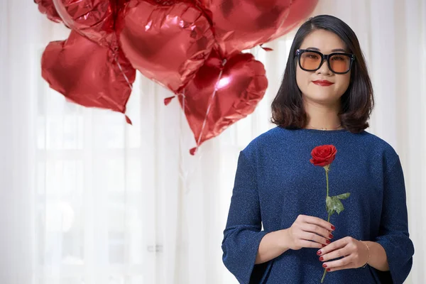 Retrato Mulher Bonita Asiática Óculos Elegantes Segurando Uma Rosa Vermelha — Fotografia de Stock