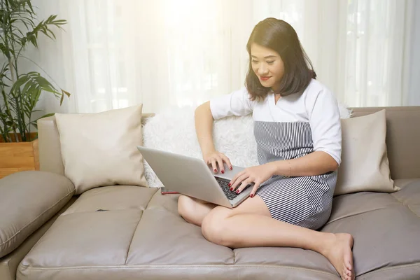 Asiático Jovem Mulher Sentado Confortavelmente Sofá Digitando Laptop Ela Trabalhando — Fotografia de Stock