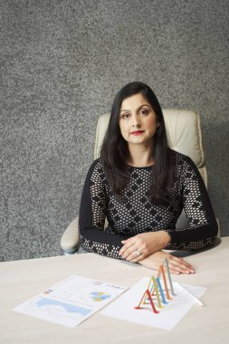 Rapor analiz ve satış tahmini yapma profesyonel kadın Mali İşler Müdürü