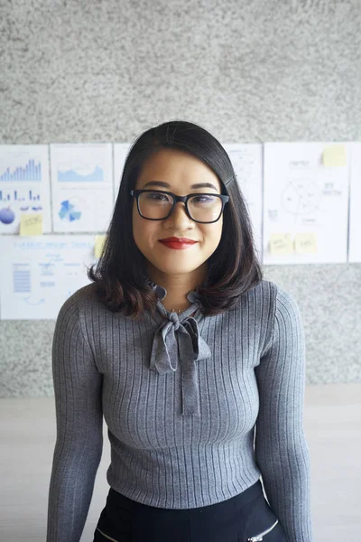 Retrato Una Bonita Trabajadora Oficina Asiática Anteojos Pie Oficina Durante — Foto de Stock