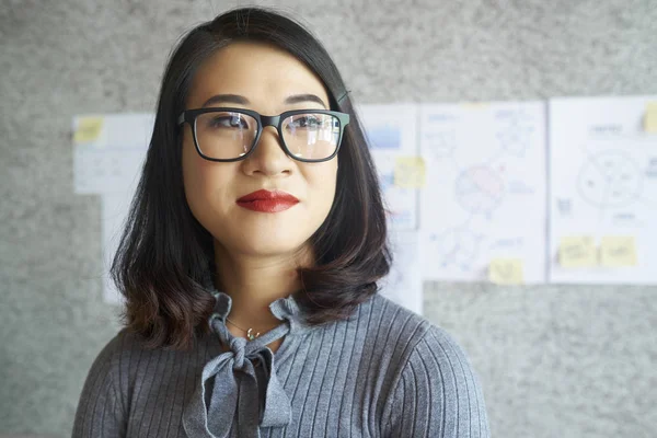 Porträtt Asiatiska Mörka Haired Affärskvinna Glasögon Och Med Rött Läppstift — Stockfoto