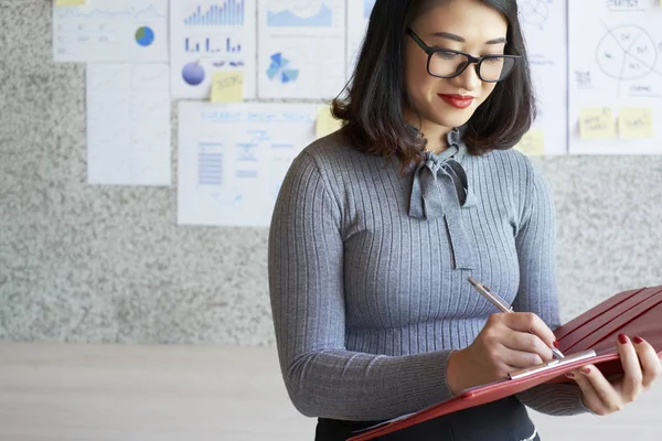 Asiatische Hübsche Finanzberaterin Mit Brille Die Notizen Ihrer Roten Mappe — Stockfoto