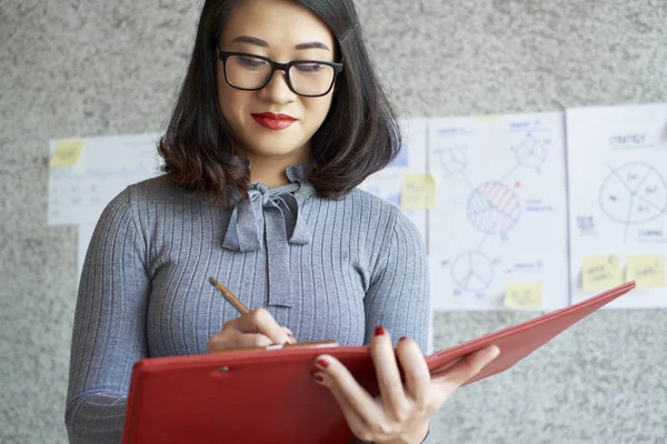 Asiatiska Unga Sekreterare Bär Glasögon Skriver Röd Mapp Företagspresentation Kontor — Stockfoto