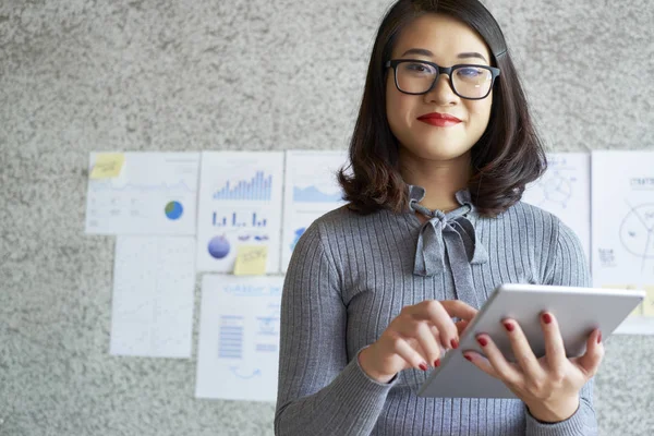 Retrato Mujer Negocios Asiática Confiada Gafas Que Sostienen Tableta Utilizan — Foto de Stock