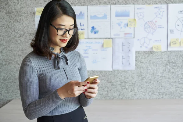 Asiatische Geschäftsfrau Mit Dunklen Haaren Und Brille Die Ihr Smartphone — Stockfoto