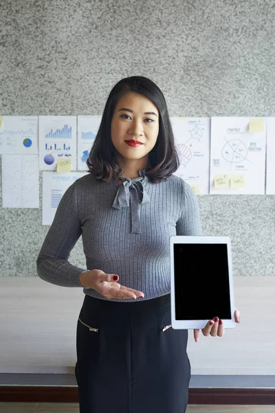 Porträt Einer Jungen Asiatischen Geschäftsfrau Die Büro Auf Ein Digitales — Stockfoto